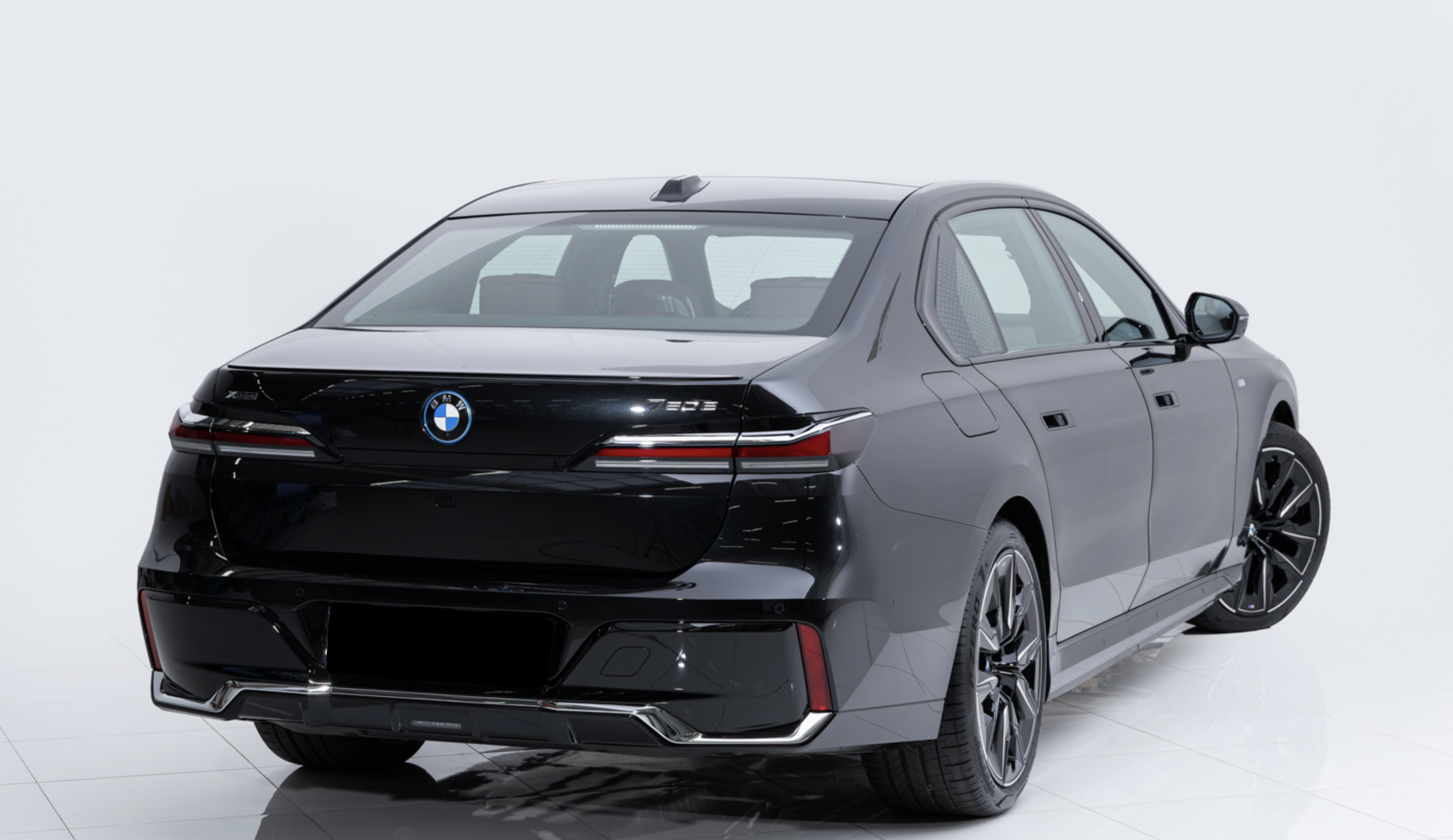 BMW 750e hybrid xDrive Msport | luxusní hybridní limuzína | nové české auto | skladem | černá Sapphire| hnědá kůže Amarone | maximální výbava | 3.0 benzín + elektro = výkon 489 koní | VIP sleva | nákup online | AUTOiBUY.com
